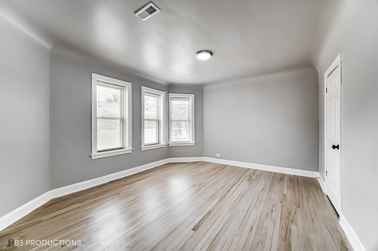 8526 S Oglesby Ave #8526-2 - Photo 2 of 9