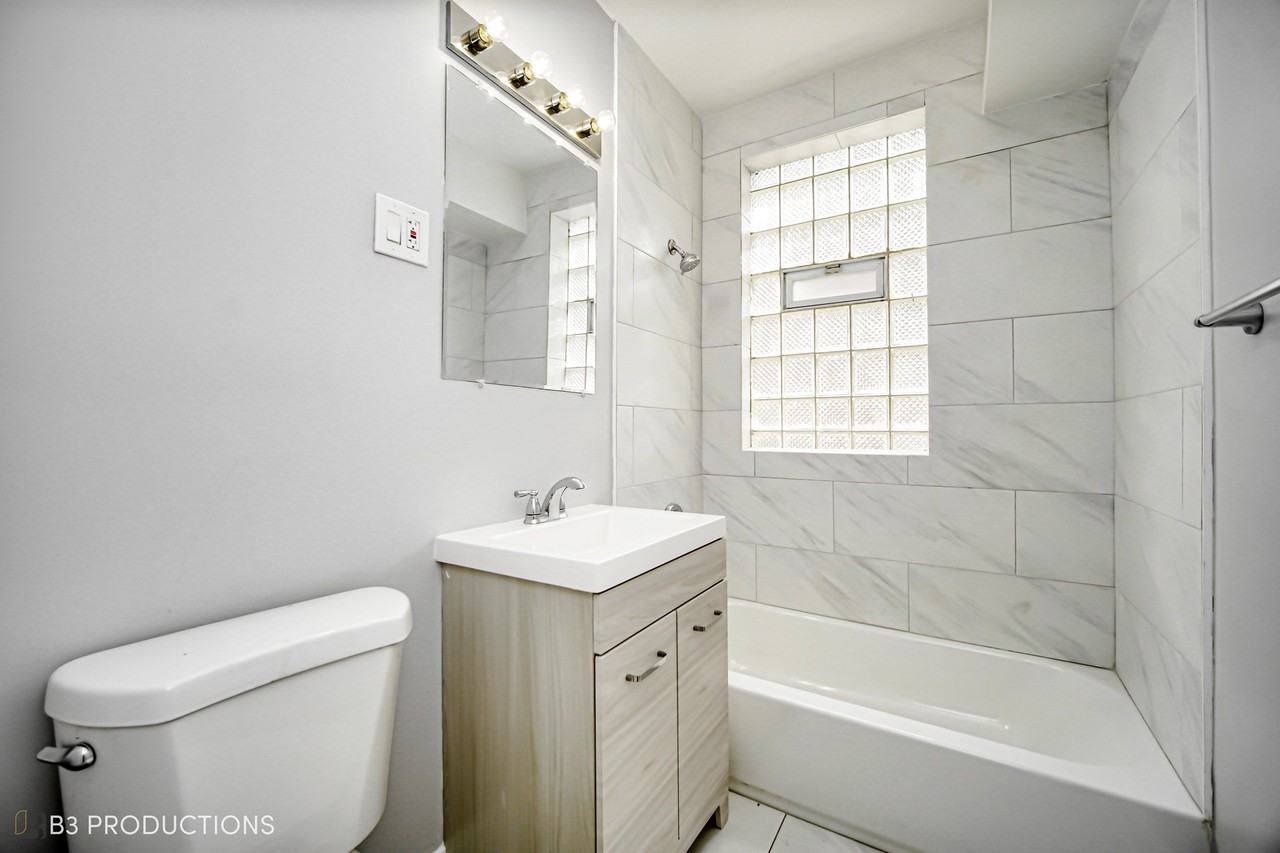 8526 S Oglesby Ave #8526-2 - Photo 3 of 9