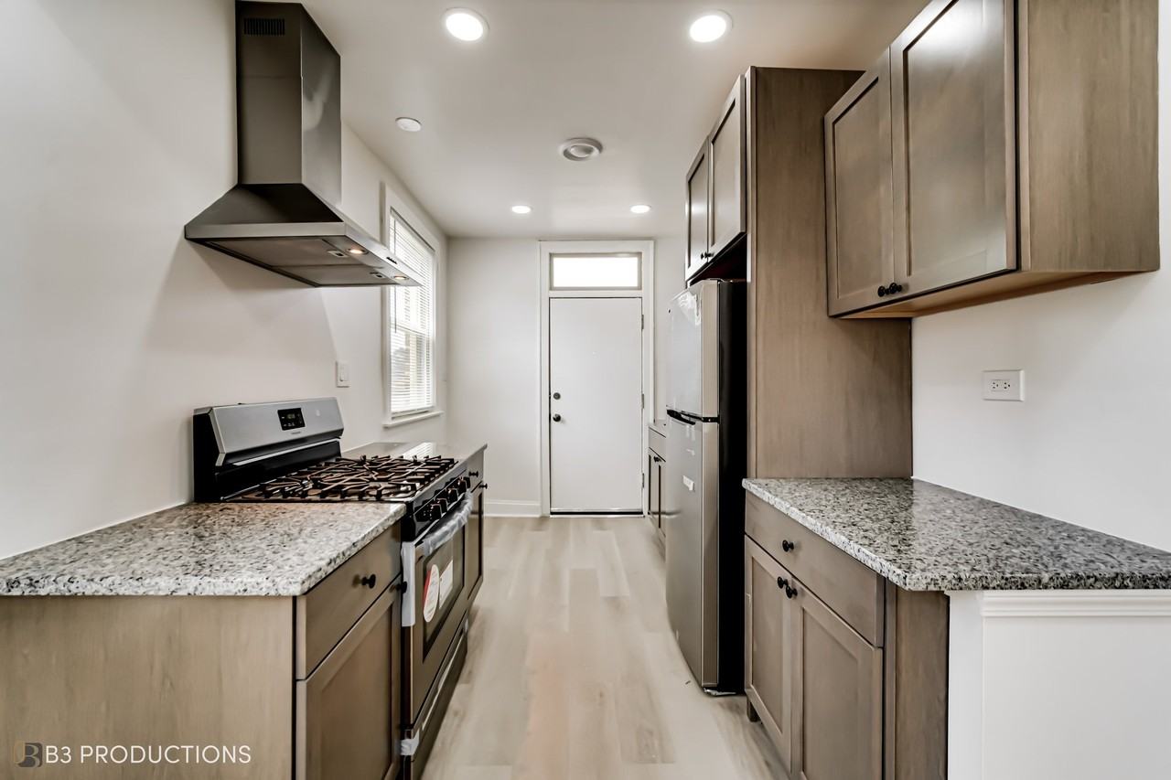 8526 S Oglesby Ave #8526-2 - Photo 4 of 9