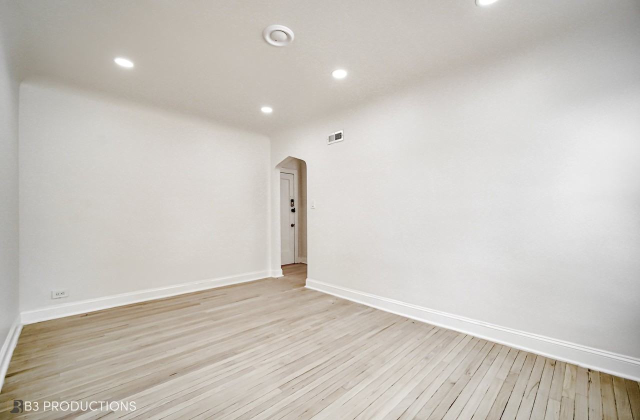 8526 S Oglesby Ave #8526-2 - Photo 6 of 9