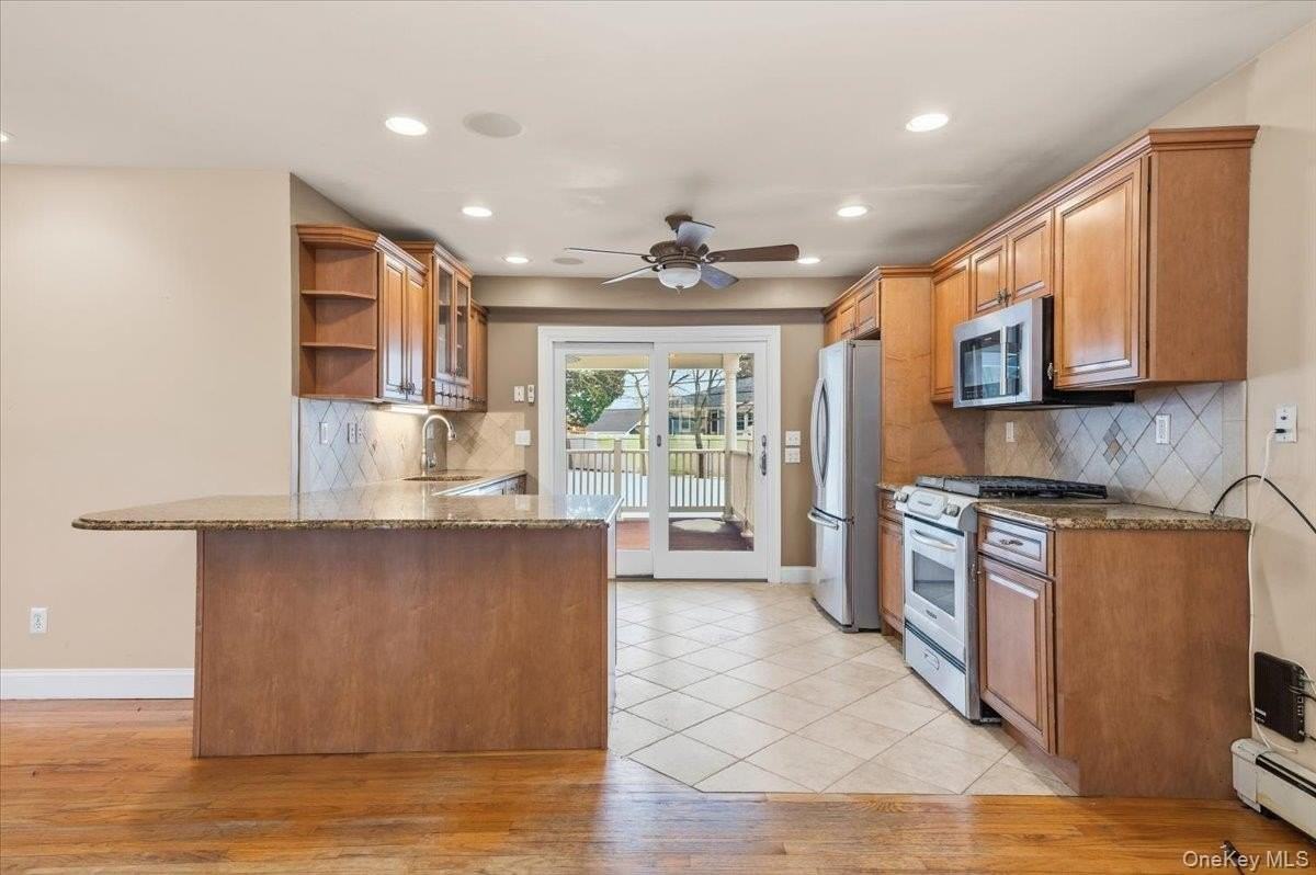 234 S Pershing Ave - Photo 7 of 36