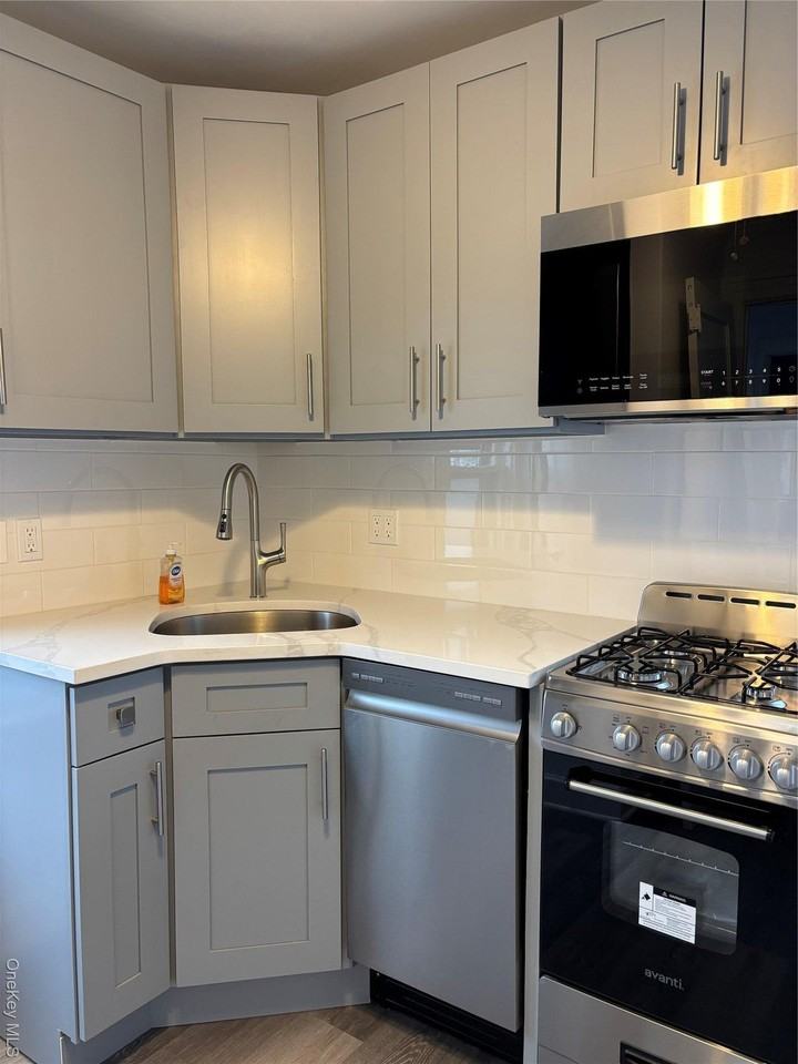 225 Lexington Ave - Photo 4 of 10