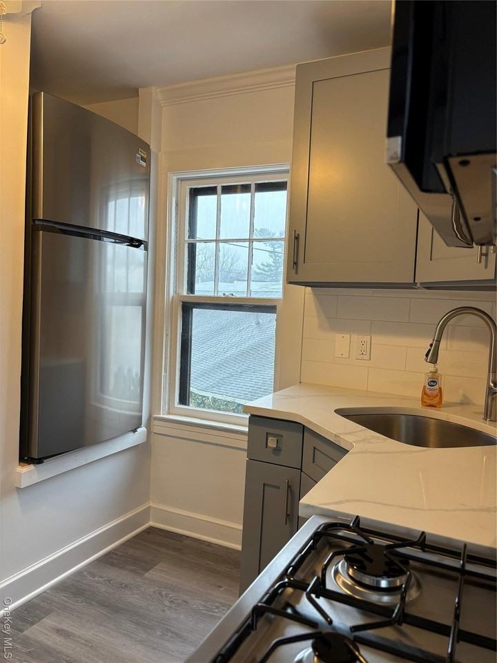 225 Lexington Ave - Photo 5 of 10