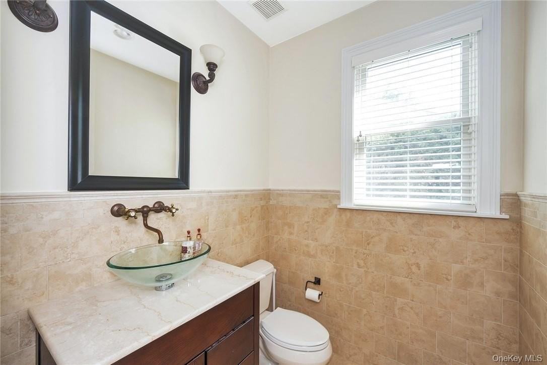 696 Ridgeway - Photo 5 of 36