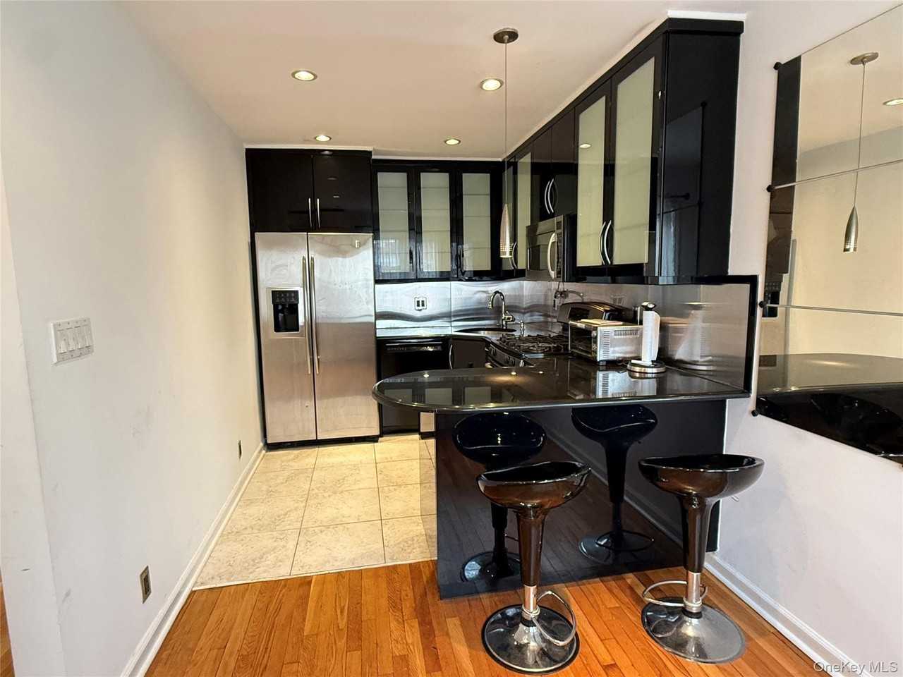 3026 69th St - Photo 2 of 11