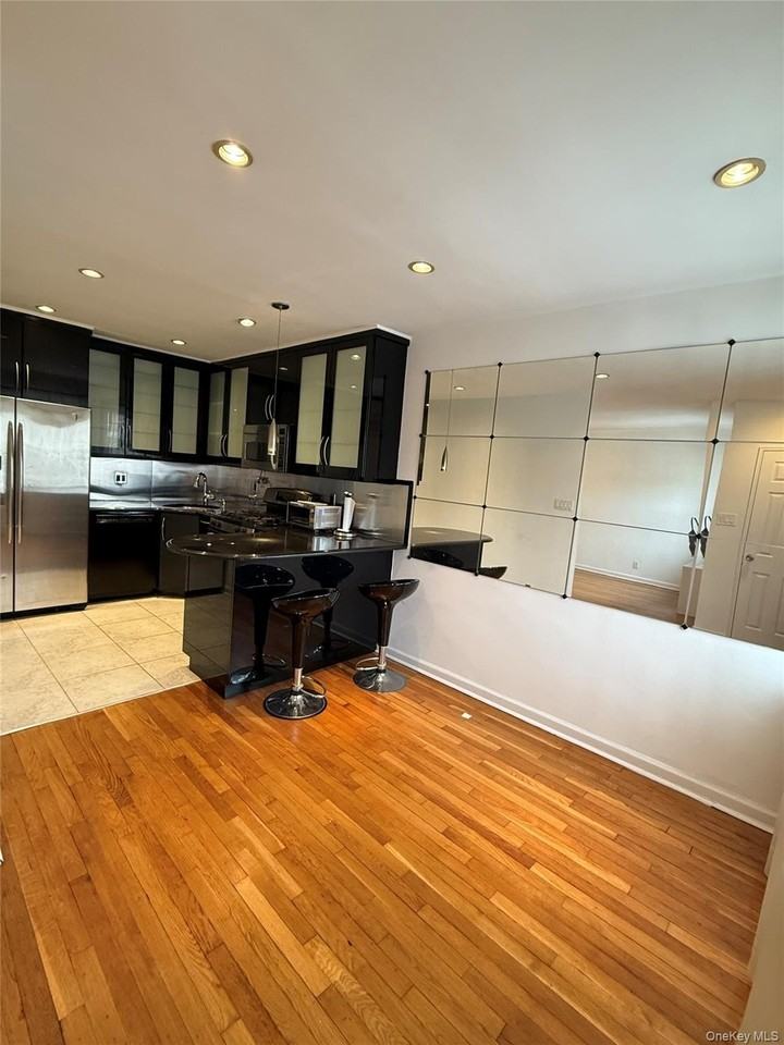 3026 69th St - Photo 3 of 11