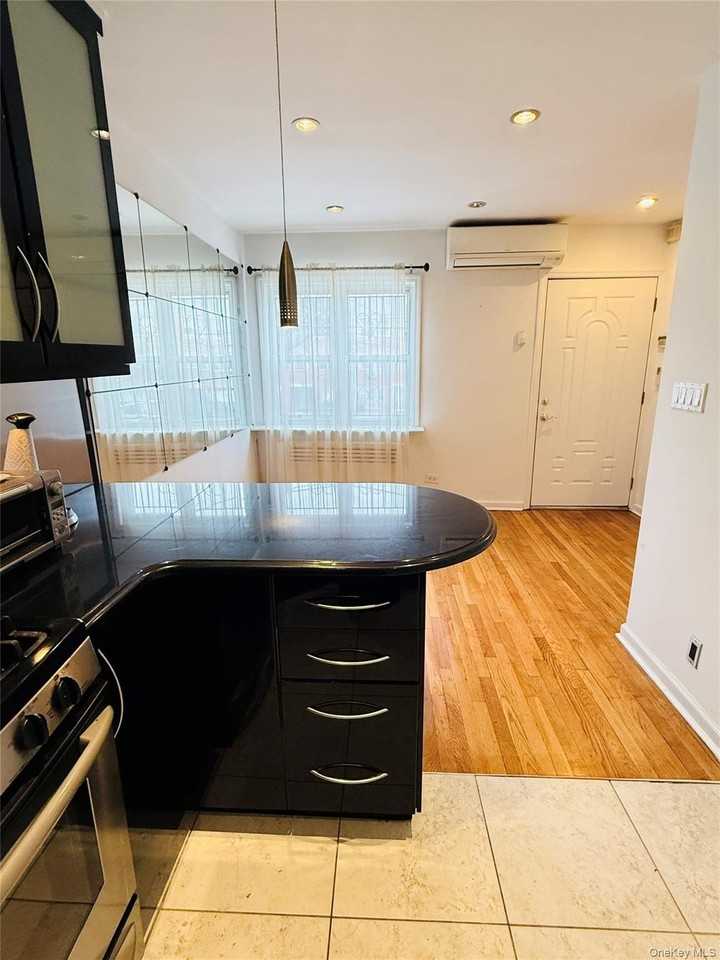 3026 69th St - Photo 4 of 11