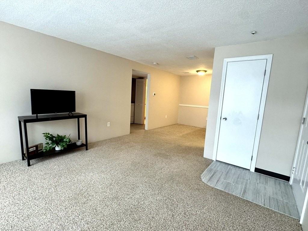18 Walden Dr Apt 8 #8 - Photo 7 of 19