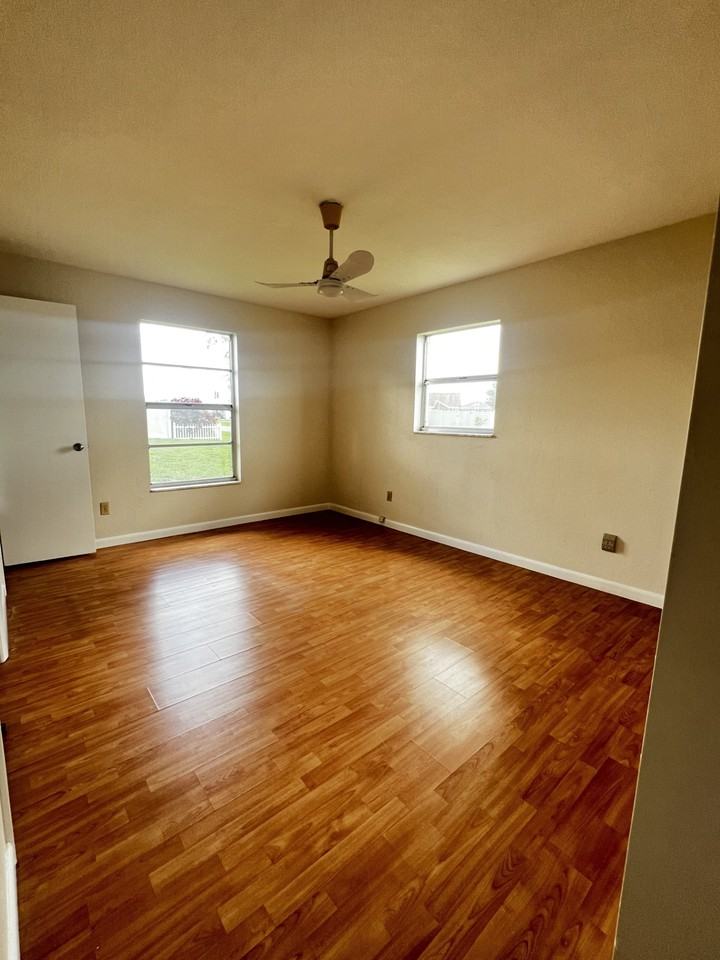 1102 Se 16th St #1 - Photo 2 of 28