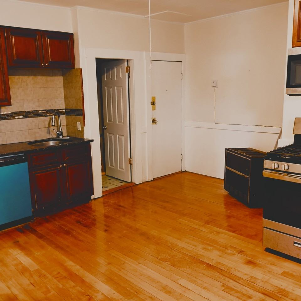 107 Ames StUnit 4 #4 - Photo 7 of 10