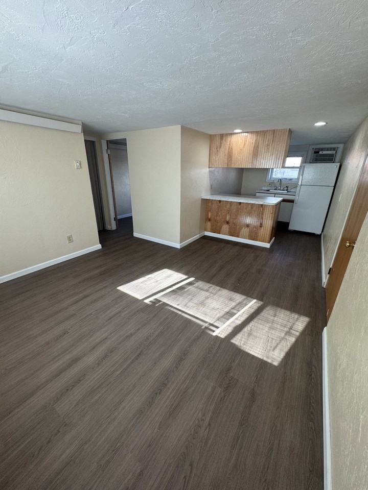 714 W 10th St #3 - Photo 3 of 5