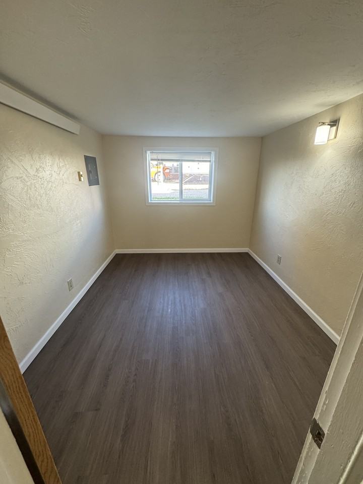 714 W 10th St #3 - Photo 4 of 5