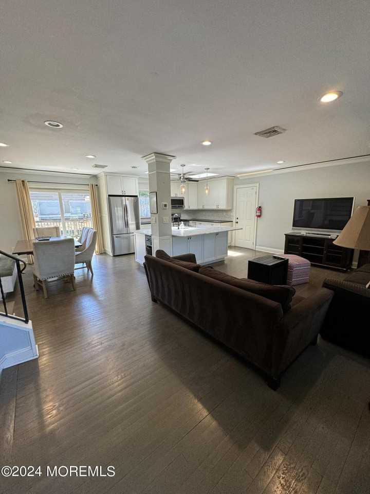 282 Lawrence Ave - Photo 3 of 19