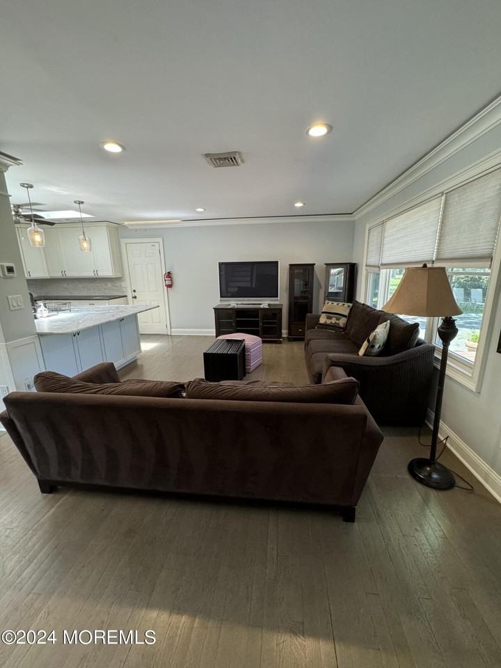 282 Lawrence Ave - Photo 4 of 19