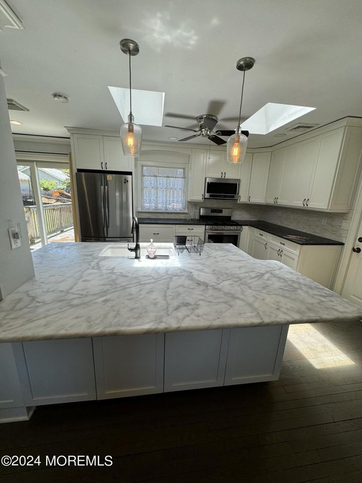 282 Lawrence Ave - Photo 5 of 19