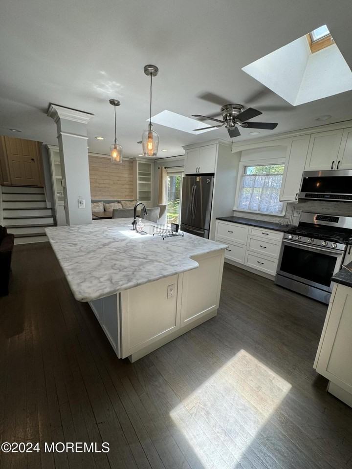 282 Lawrence Ave - Photo 6 of 19