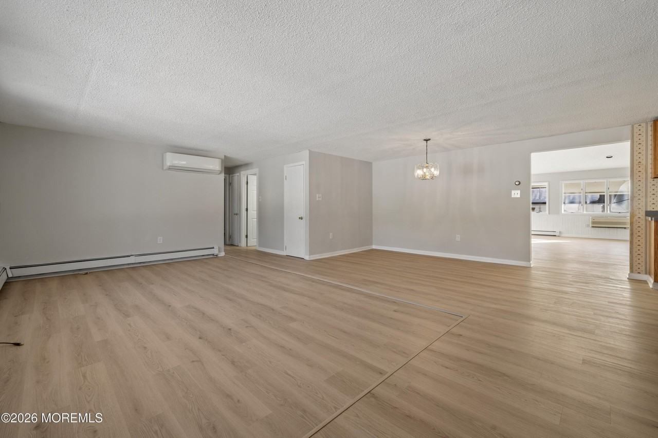 261 Oak Ave - Photo 2 of 25