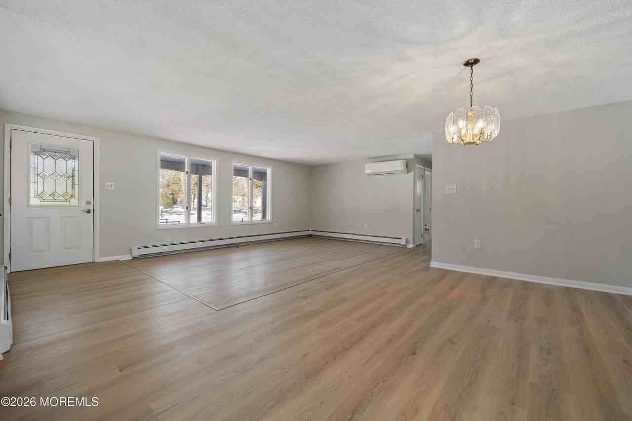 261 Oak Ave - Photo 3 of 25