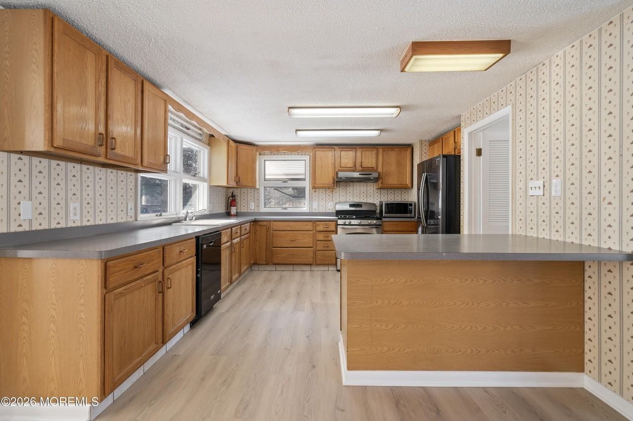 261 Oak Ave - Photo 5 of 25