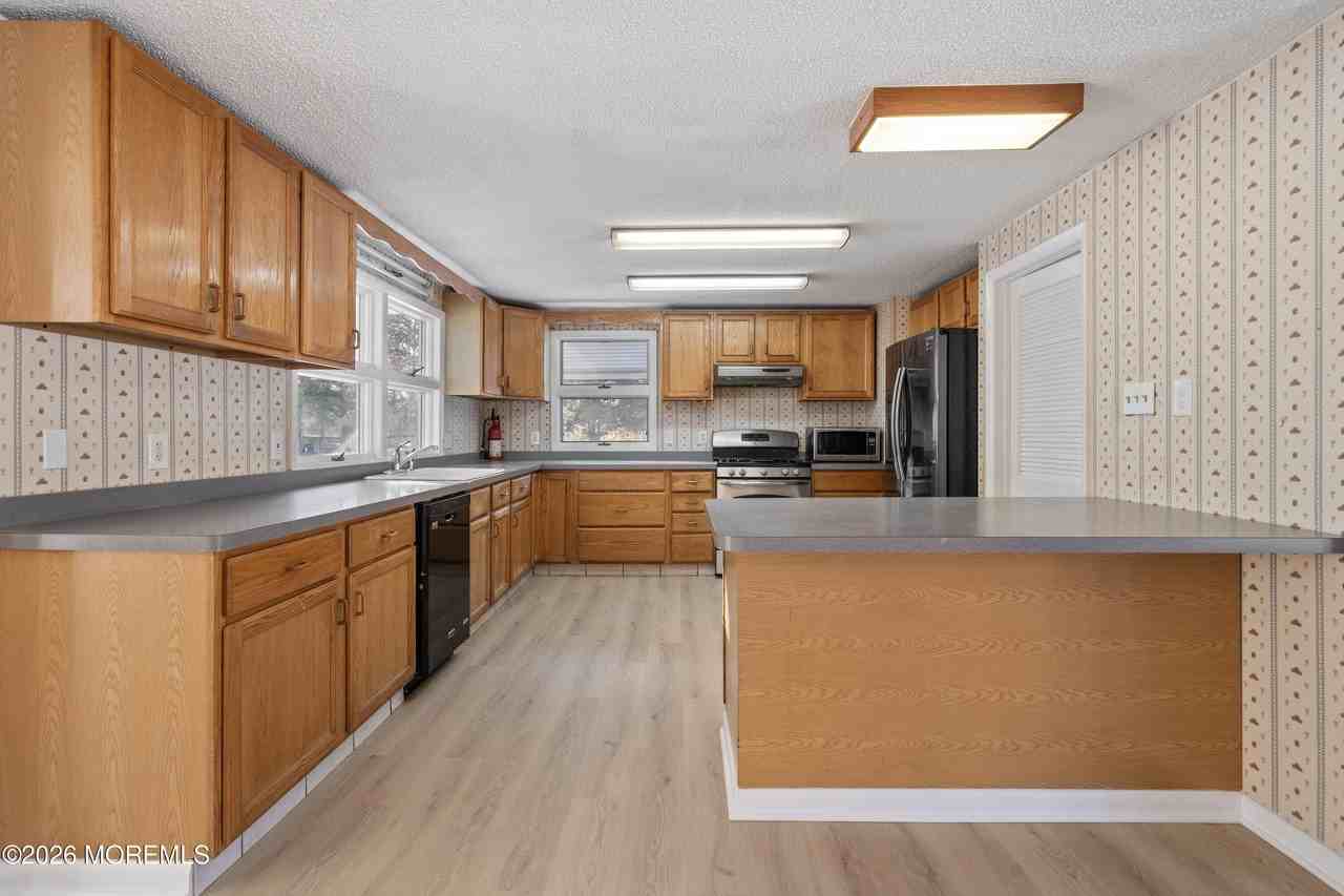 261 Oak Ave - Photo 6 of 25