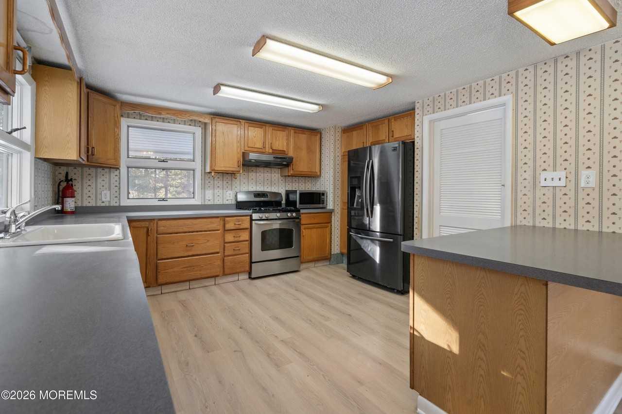 261 Oak Ave - Photo 7 of 25