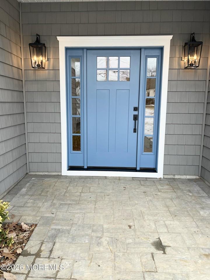 10 1/2 Johnson Ave - Photo 2 of 31