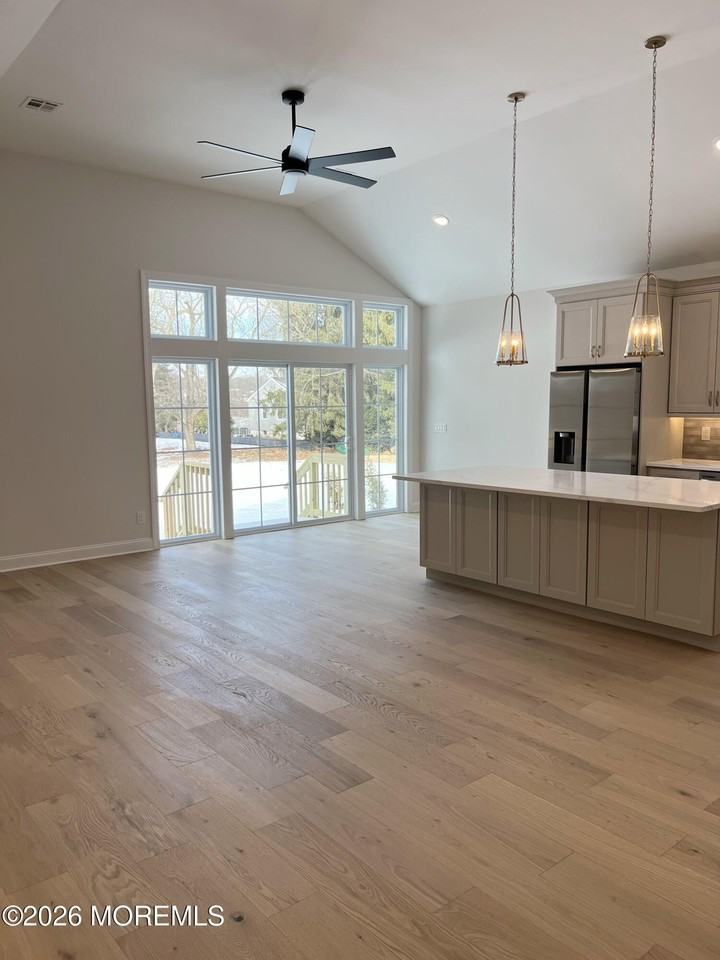 10 1/2 Johnson Ave - Photo 5 of 31