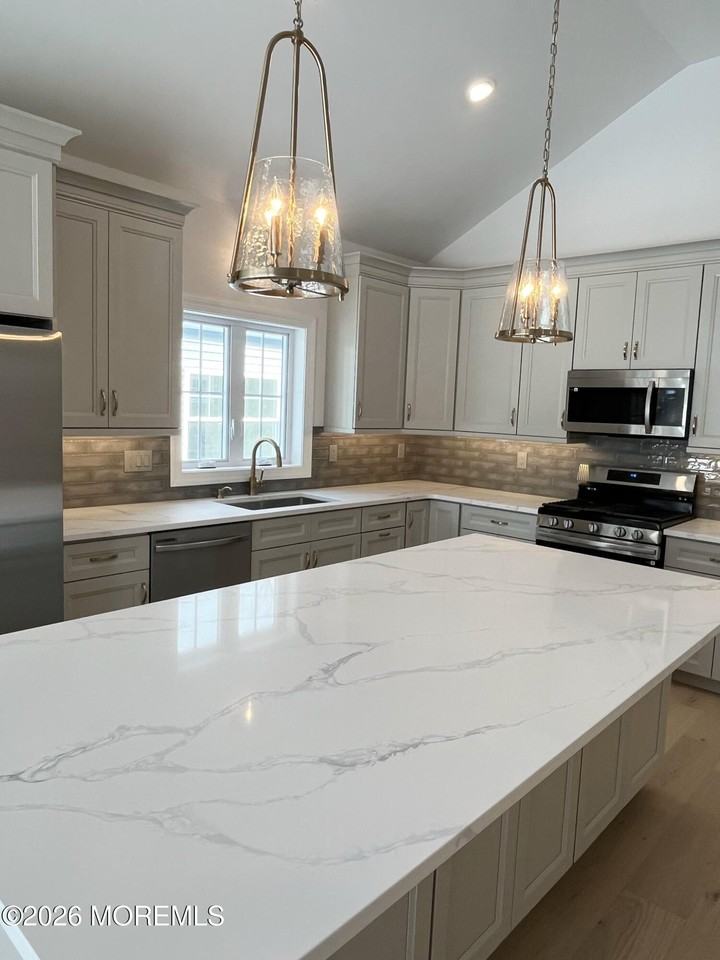 10 1/2 Johnson Ave - Photo 6 of 31