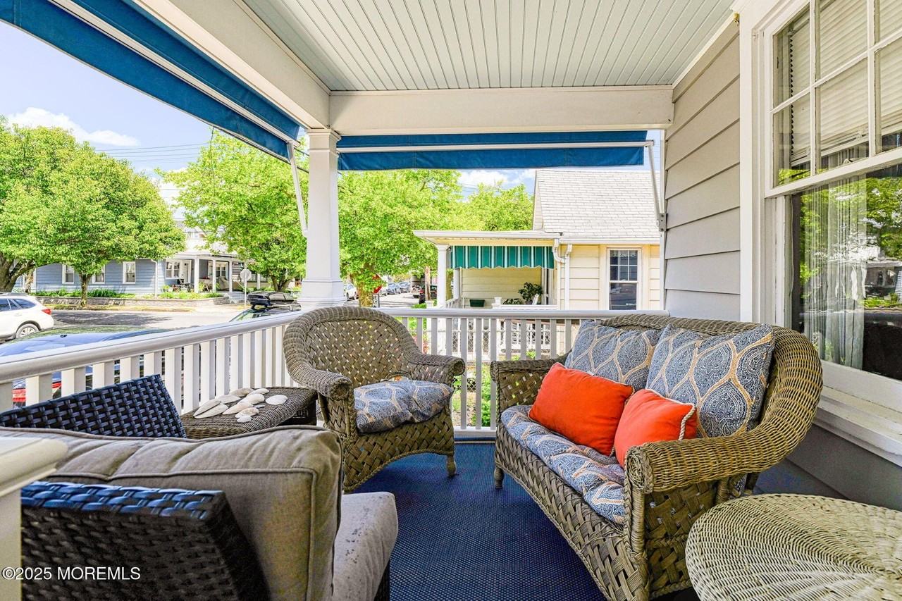 82 Franklin Ave - Photo 5 of 27