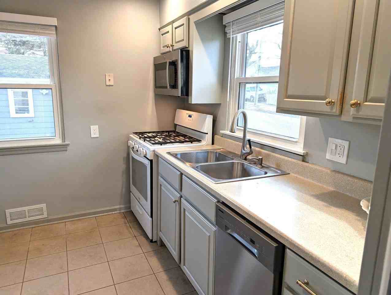 1106 N Main St - Photo 5 of 10