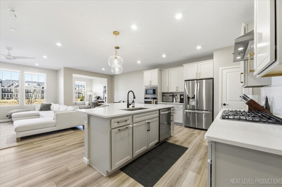 2132 Weatherbee Ln - Photo 2 of 23