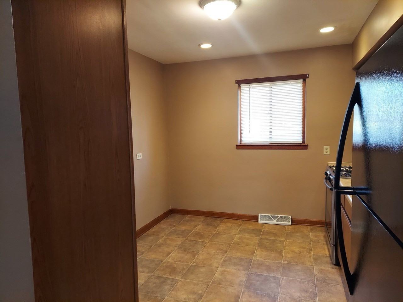 711 S West St Apt 4 #4 - Photo 3 of 9