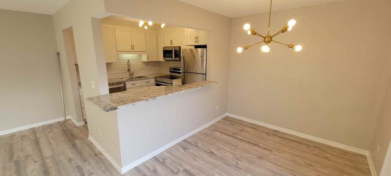 274 W Court Of Shorewood Apt 2b #2B - Photo 3 of 9