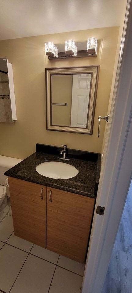 274 W Court Of Shorewood Apt 2b #2B - Photo 5 of 9