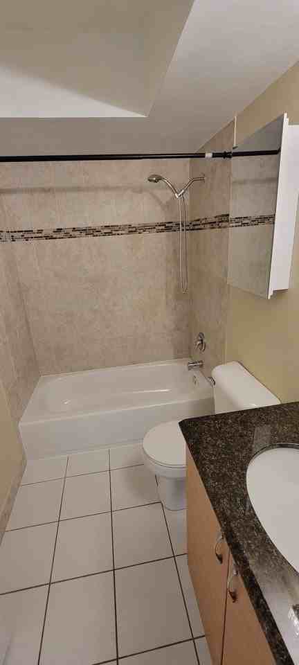 274 W Court Of Shorewood Apt 2b #2B - Photo 6 of 9