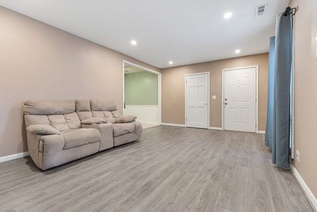 817 Wellington Ave Unit 817 #817 - Photo 4 of 25