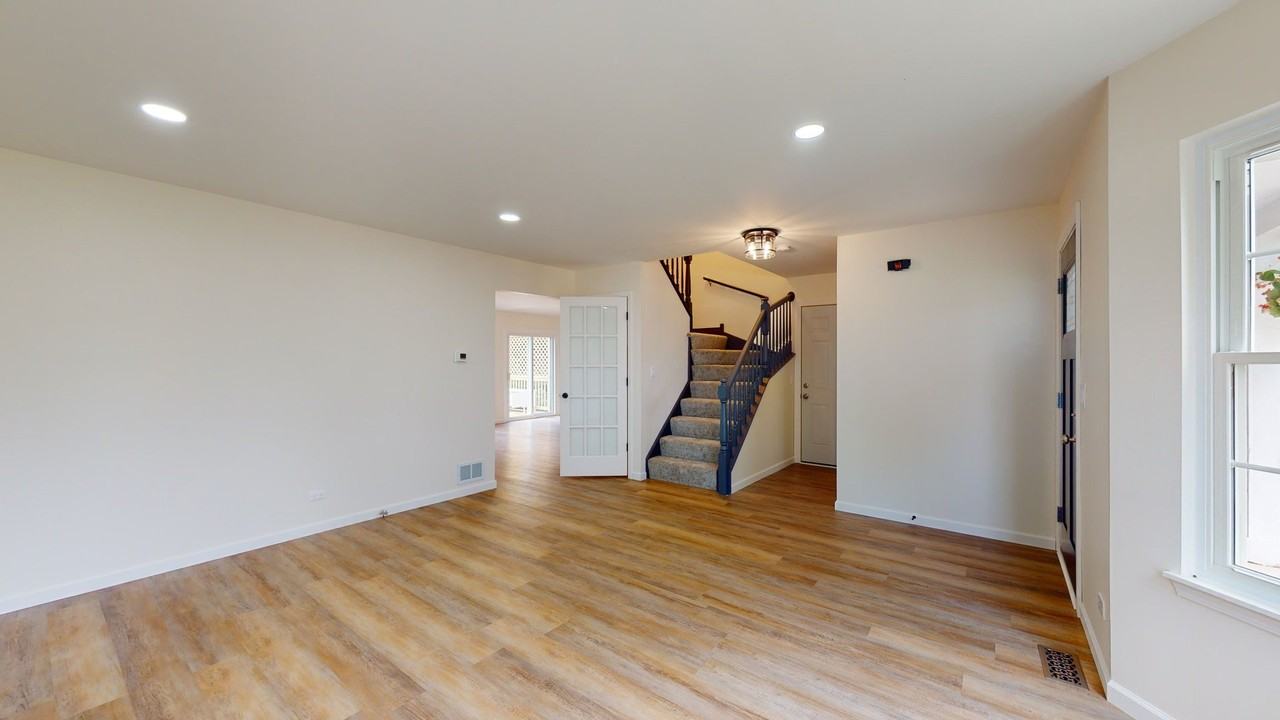 1913 Barnhill Dr - Photo 4 of 29