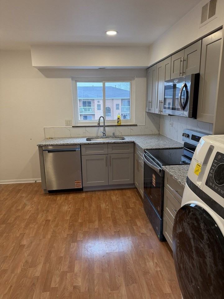 4208 Central Rd Apt 4f #4F - Photo 3 of 11