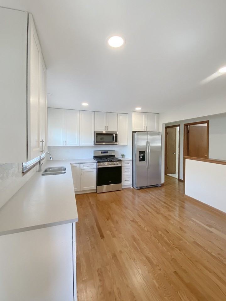 2242 Eastview Dr - Photo 2 of 20