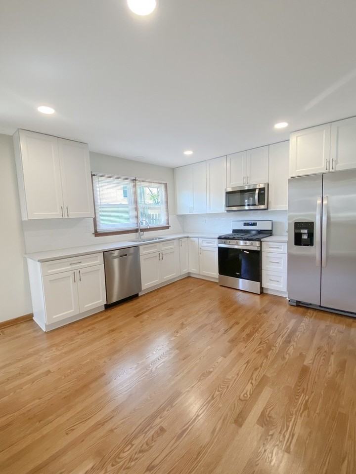 2242 Eastview Dr - Photo 3 of 20