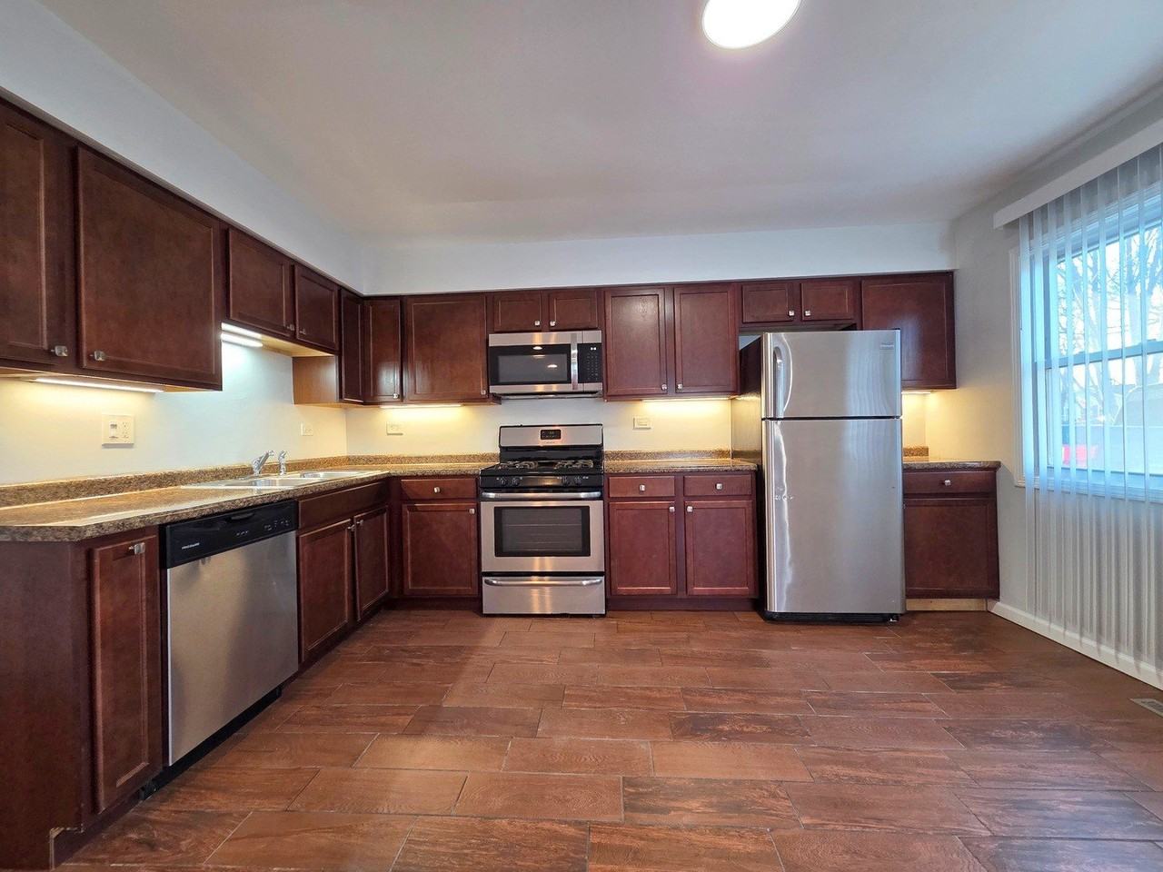 331 Lawn Ter - Photo 4 of 19