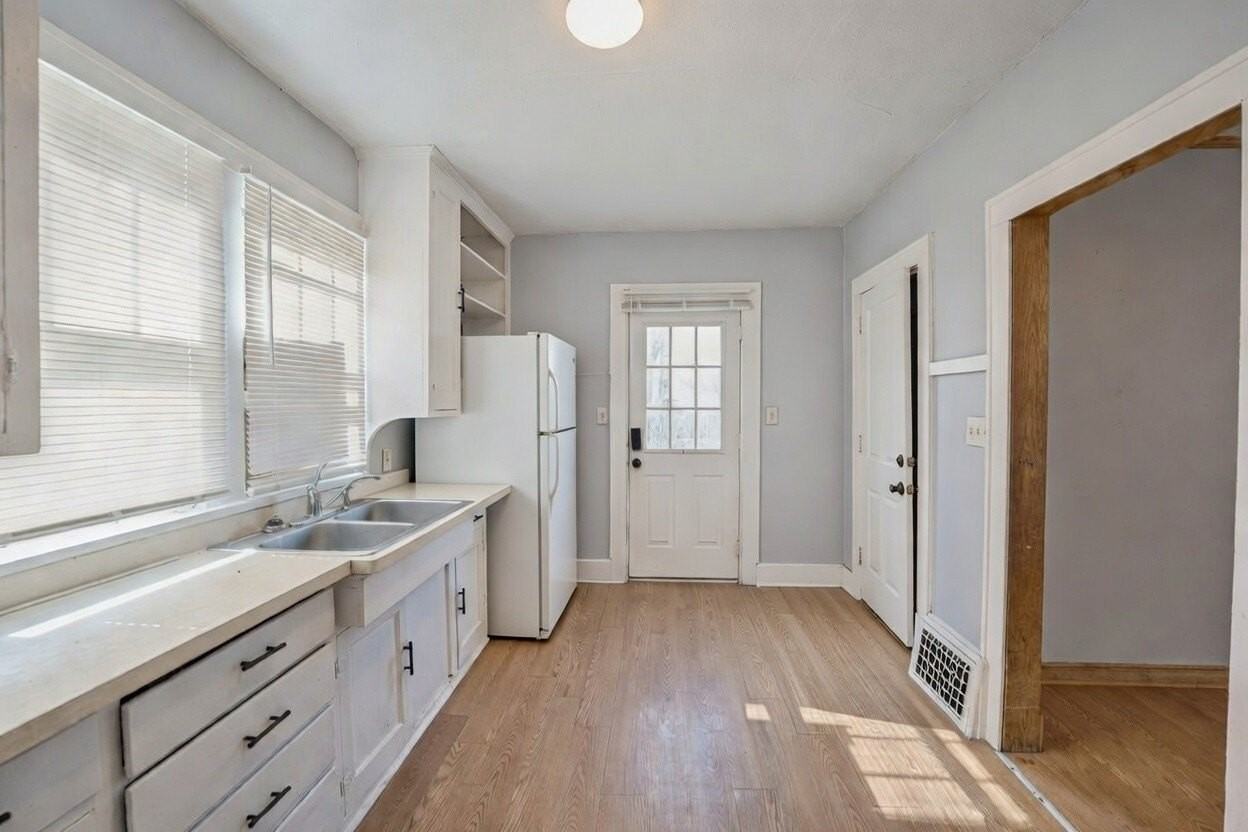 2308 Fremont St - Photo 7 of 19