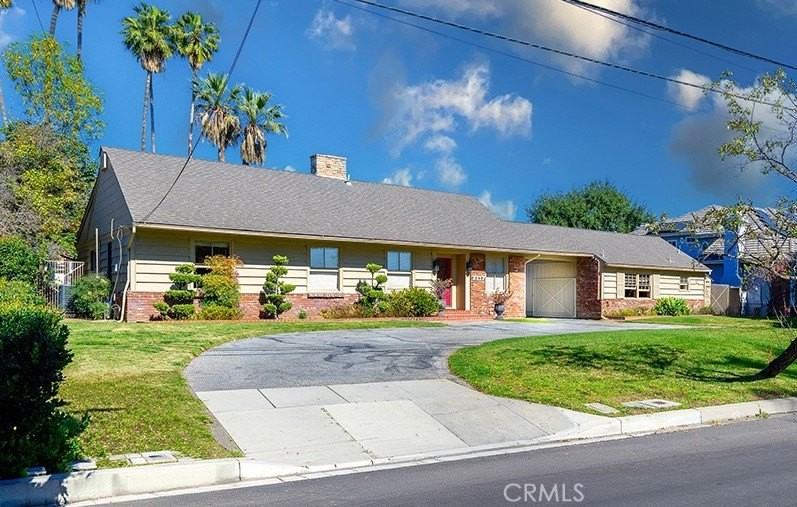 345 Walnut Ave - Photo 2 of 32