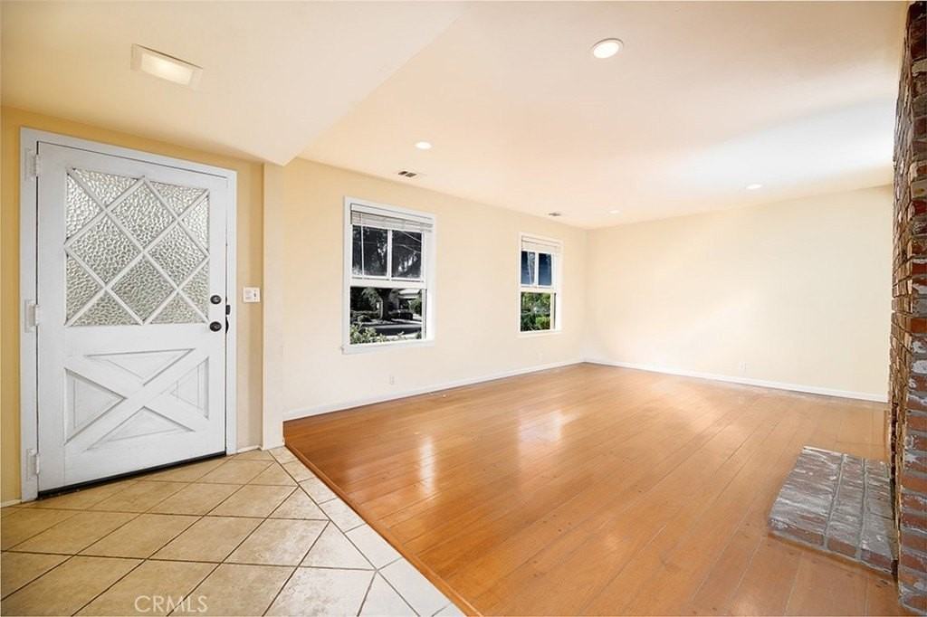 345 Walnut Ave - Photo 5 of 32