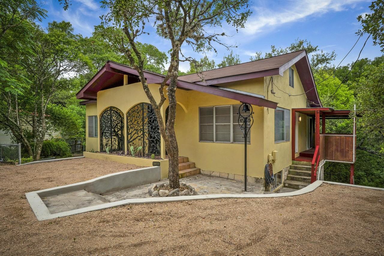 18111 Lake Shore Dr #1 - Photo 4 of 32