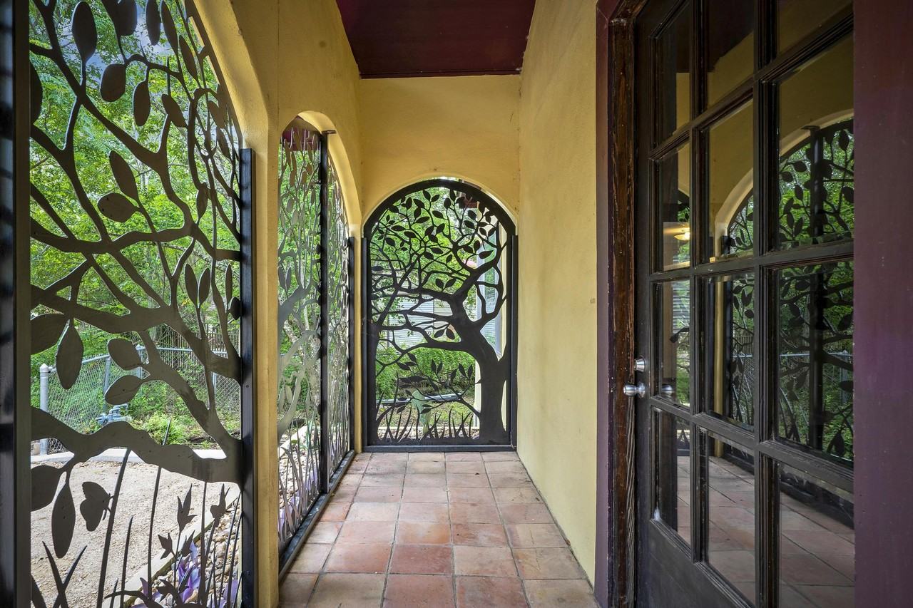 18111 Lake Shore Dr #1 - Photo 5 of 32