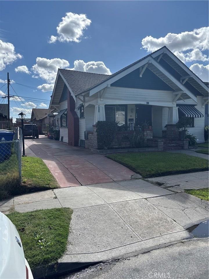 426 W 51st St - Photo 2 of 11