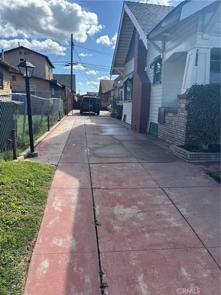 426 W 51st St - Photo 3 of 11