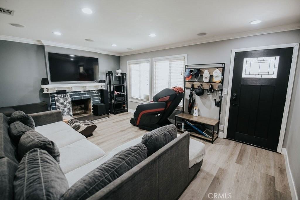 2438 Emerson Dr - Photo 2 of 26