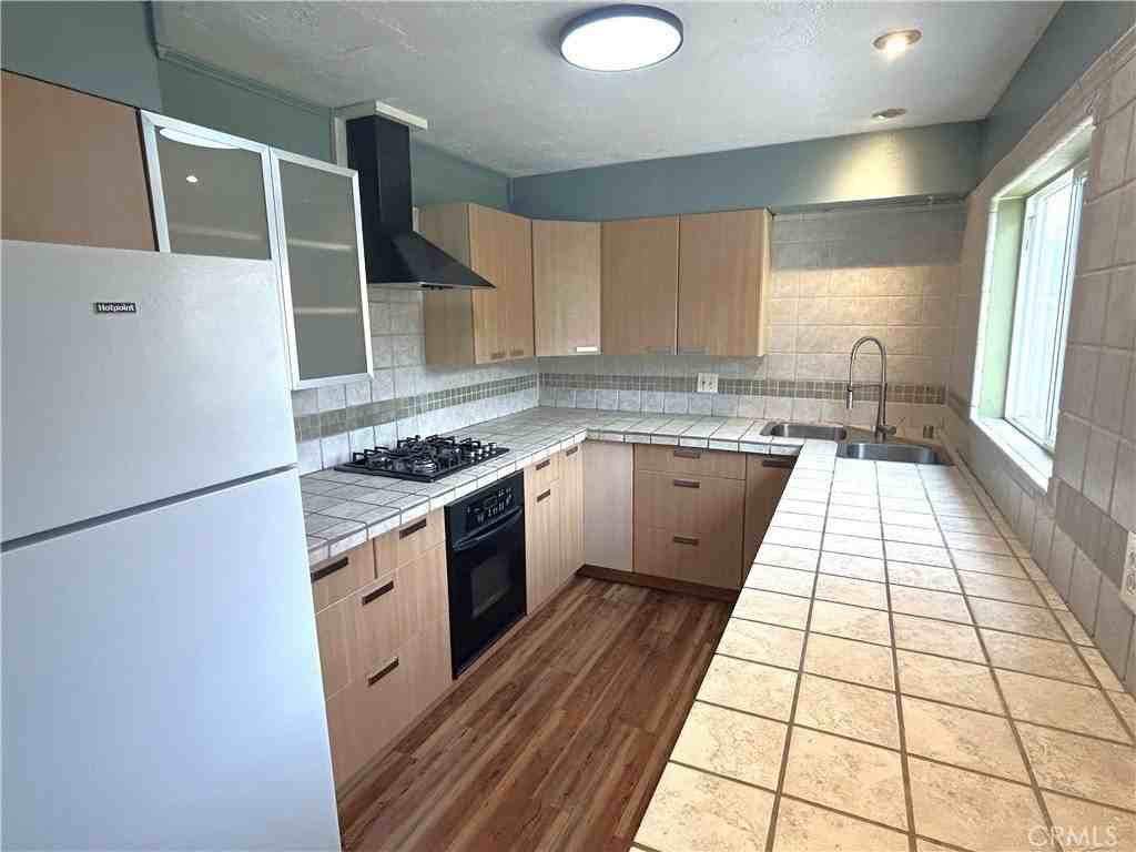 811 Drake Ave - Photo 3 of 17